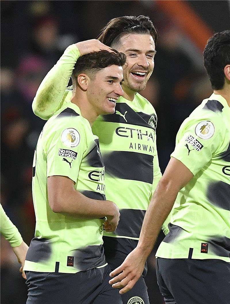 ألفاريز مع لاعبي مانشستر سيتي