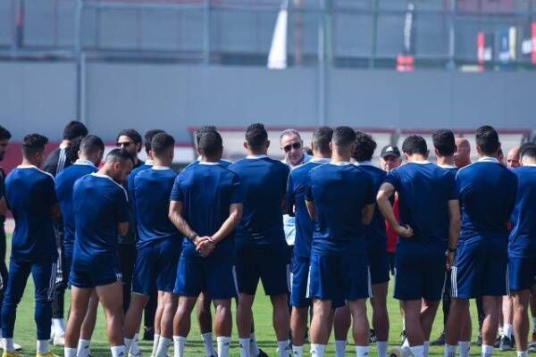 الخطيب مع لاعبي الأهلي