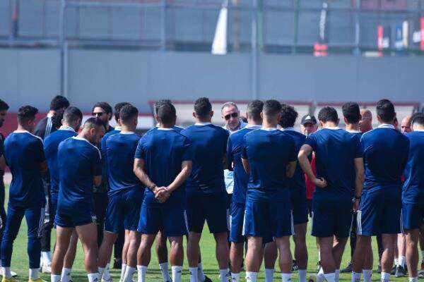 الخطيب مع لاعبي الأهلي