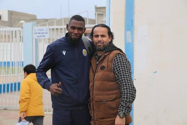 يعقوب عبد الله (يسار)