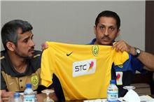  القريني وكميخ يستعرضان شعار النصر 