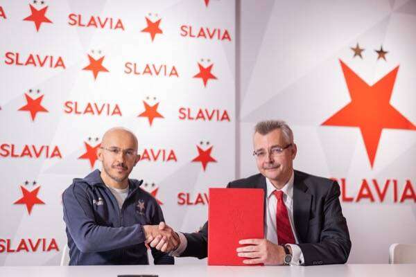 التويجري أثناء توقيع عقده مع سلافيا براج