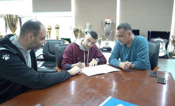 مؤمن طارق خيري خلال التوقيع