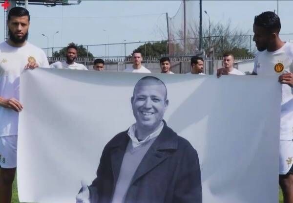 لاعبو الترجي مع صورة المشجع