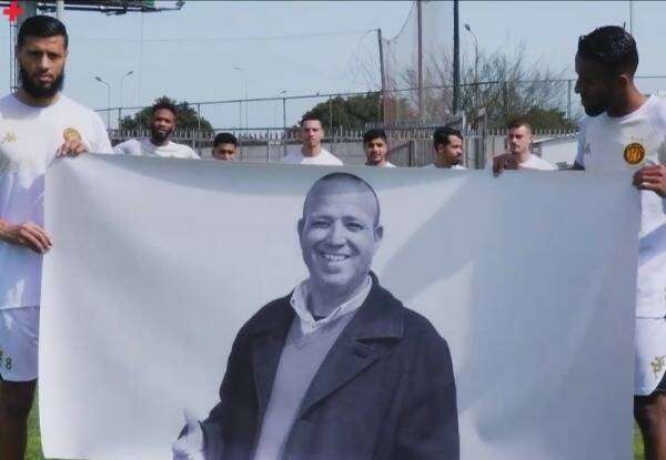 لاعبو الترجي مع صورة المشجع