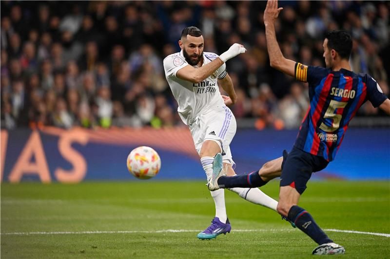 سيرجيو بوسكيتس (يمين)