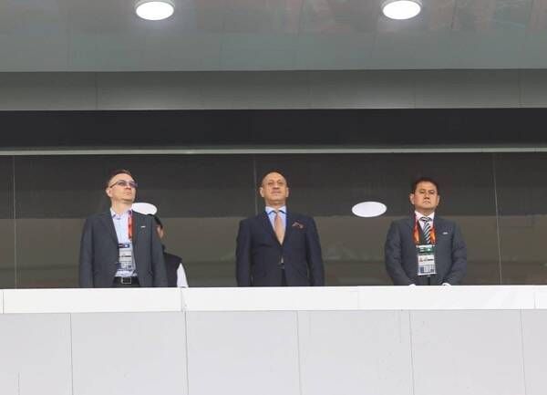 عدنان درجال (في الوسط)