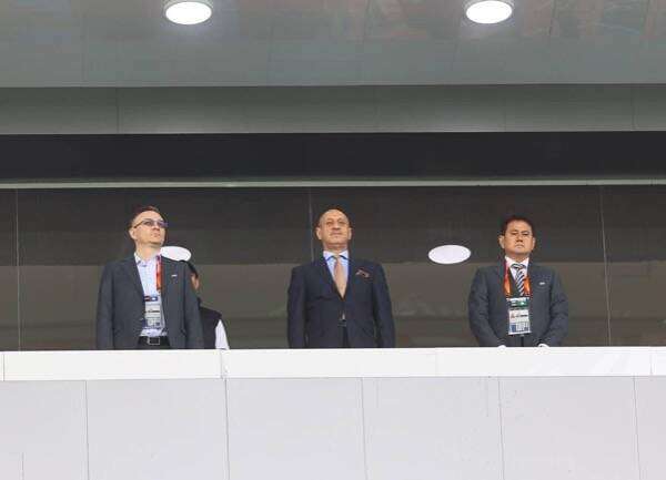 عدنان درجال (في الوسط)