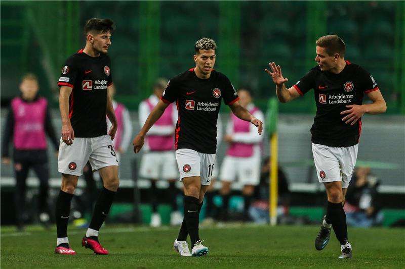 إمام عاشور مع لاعبي ميتيلاند