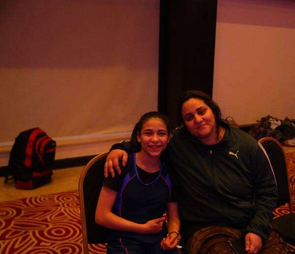 نهلة رمضان (يمين)