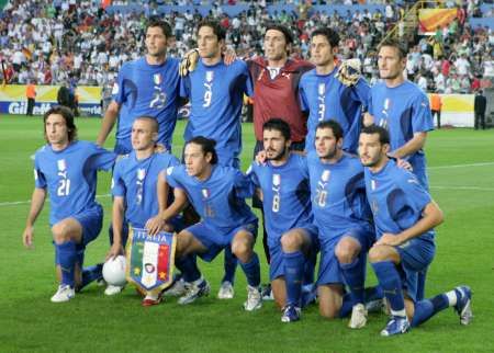 المنتخب الإيطالي في صورة تذكارية قبل بداية المباراة 