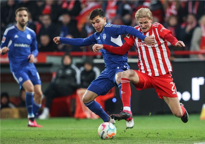 محمد أيدين (يسار)