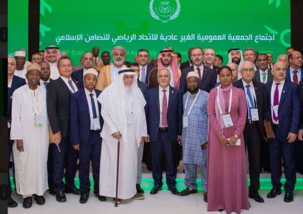 الفيصل يتوسط المشاركين في الاجتماعات
