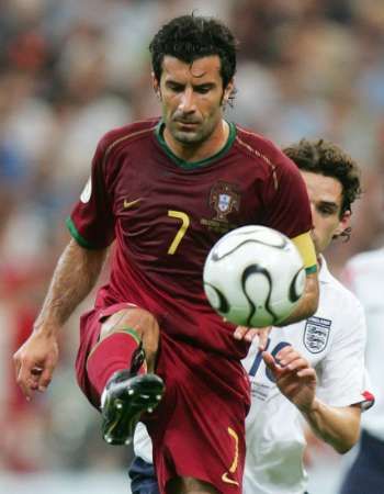 البرتغالي لويس فيجو يركل الكرة امام الانجليزي اوين هارجريفز