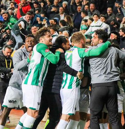 فرحة لاعبي قونيا سبور