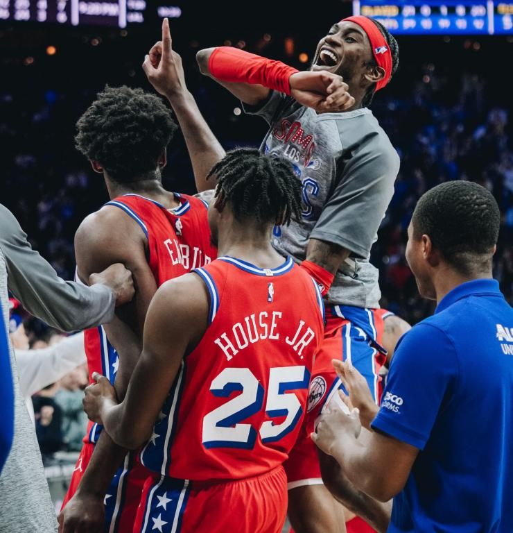 لاعبو فيلادلفيا سيفنتي سيكسرز