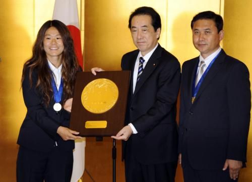 رئيس الوزراء ناوتو كان يكرم لاعبة الوسط هوماري ساوا بجائزة الشرف الشعبية