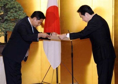 المدرب نوريو ساساكي ( يسار ) يتحصل على جائزة الشرف من رئيس الوزراء