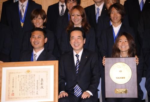 صورة تذكارية تجمع رئيس الوزراء ناوتو كان مع لاعبات ومدرب منتخب السيدات