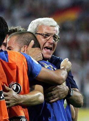 مدرب المنتخب الإيطالي مارتشيلو ليبي يشارك اللاعبين الفرحة