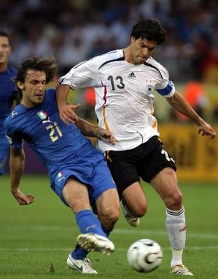 الايطالي بيرلو ( يسار ) وصراع على الكرة مع الالماني بالاك 