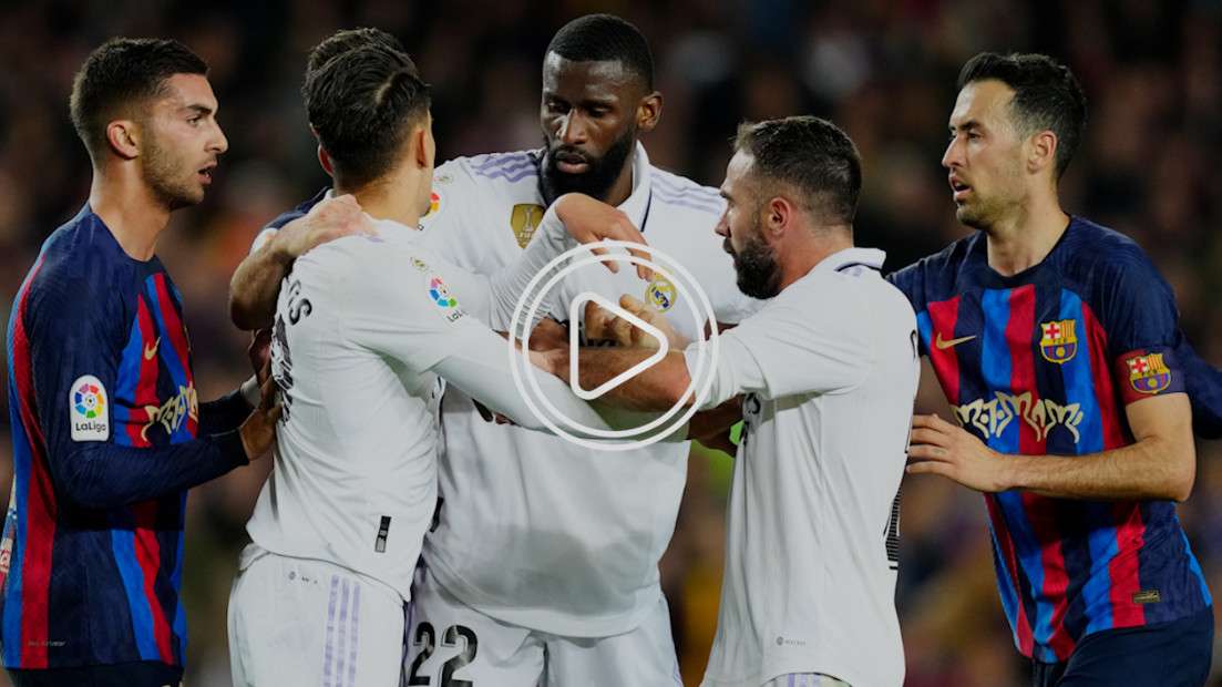 كارفاخال مع لاعبي برشلونة