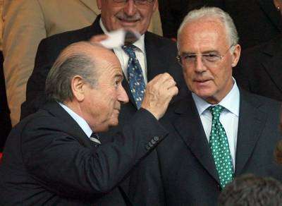 بكنباور (يمين) مع رئيس الفيفا بلاتر