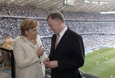 المستشارة الالمانية ميركيل (يسار) مع الرئيس الالمانى هورست كولر 