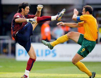 الحارس الإيطالي (يسار) بوفون مع الاسترالي  فيدوكا في مباراة الفريقين بدور (16)