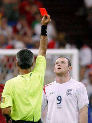 الحكم الأرجنتيني  اليزيندو  يشهر البطاقة الحمراء في وجه روني