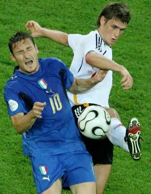 الايطالي توتي ( يسار ) وصراع على الكرة مع الألماني سباستيان كيل