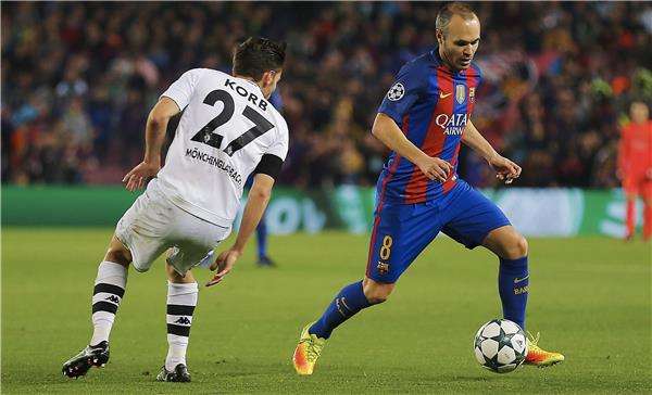 إنييستا بقميص برشلونة