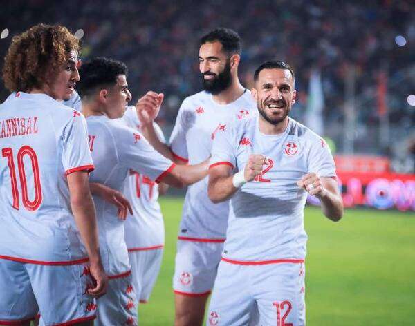 علي معلول مع لاعبي منتخب تونس