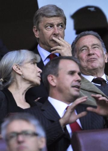 فينجر اثناء متابعته لمباراة اودينيزي من المدرجات