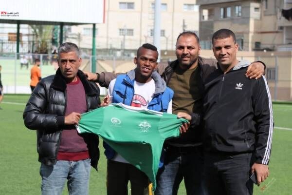 هلال الغواش برفع قميص الخدمات