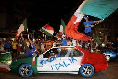 الجماهير الإيطالية في زيوريخ بسويسرا احتفلت حتى وقت متأخر من مساء امس