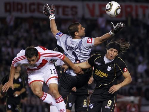 2010-09-27t001035z_01_bas103_rtridsp_3_soccer_reuters