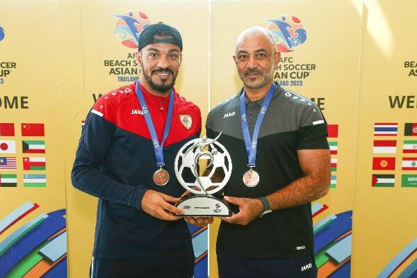 من تسليم الجائزة