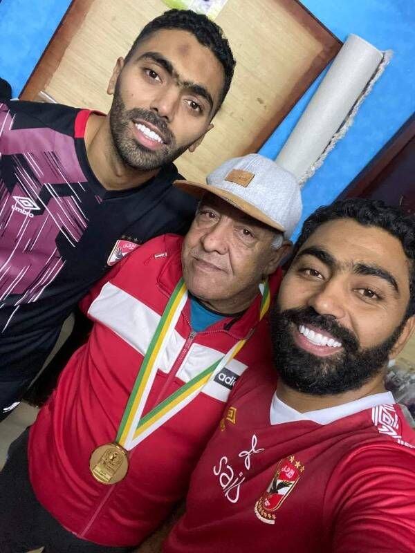 حسين الشحات مع شقيقه وزوج والدتهما