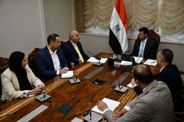 من الاجتماع