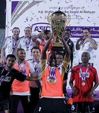 لحظة تتويج الشباب بالبطولة