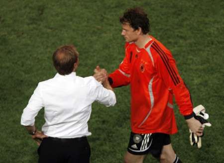 مدرب منتخب المانيا يورجون كلينسمان ( يسار ) مع الحارس ليمان عقب الخسارة من ايطاليا