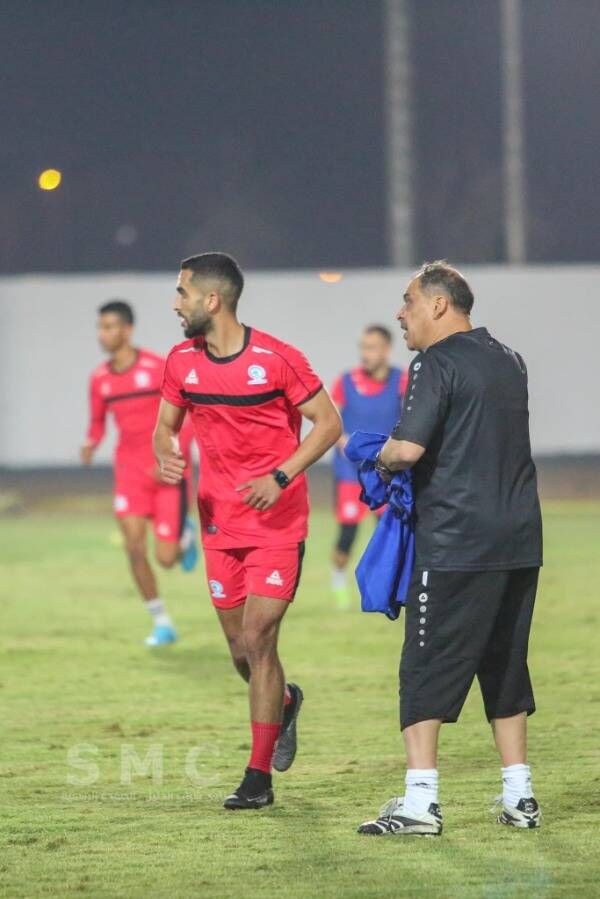 رائد عساف (جهة اليمين)