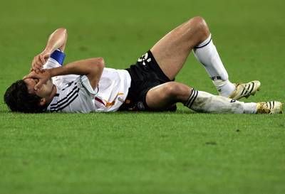 قائد المنتخب الالماني بالاك يبكي على الأرض بعد الخسارة امام ايطاليا