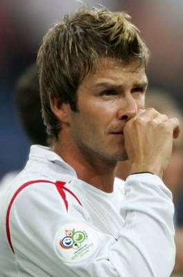 قائد المنتخب الإنجليزي بيكهام يبكي إثر الخسارة امام البرتغال