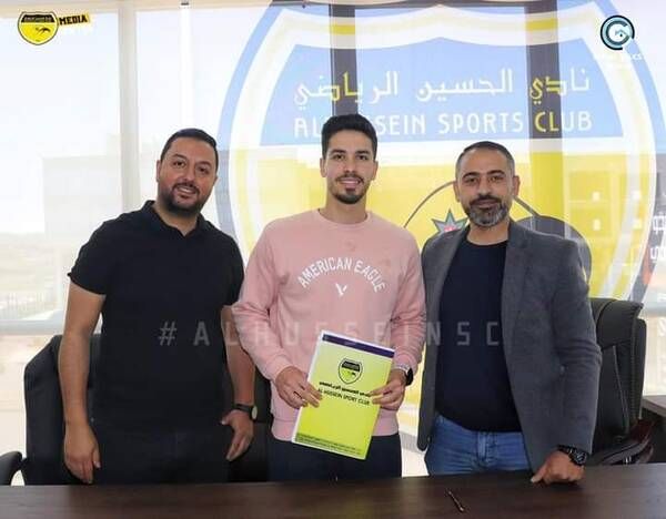 من جلسة توقيع أحمد ثائر