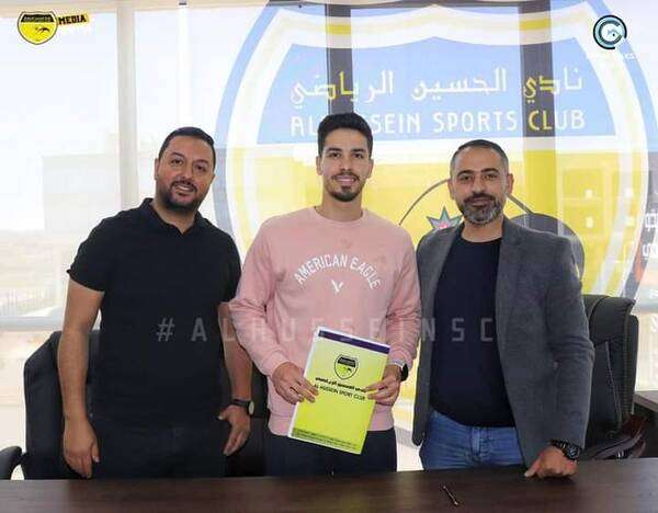 من جلسة توقيع أحمد ثائر