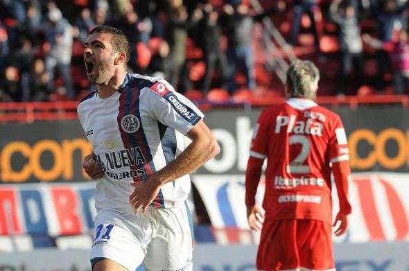 ايمانويل جيليوتي يحتفل بعد إحرازه الهدف الأول بالمباراة