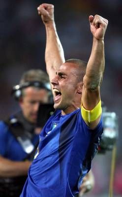 الإيطالي فابيو كانافارو يحتفل بالفوز على المانيا