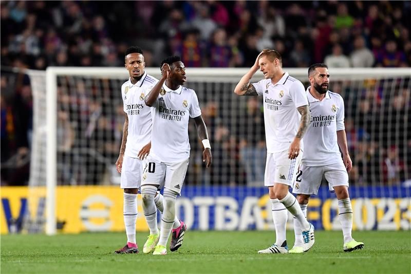 ميليتاو (أقصى اليسار)